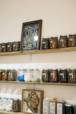 Duvardaki kavanoz camı.