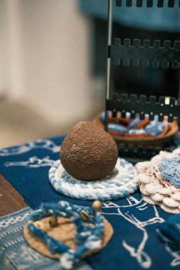 Masada kurumuş portakal kabuğu var.