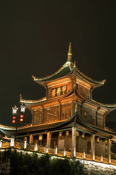 밤에는 사람들 사용하는 그림에 Jiaxiu Tower — 스톡 사진