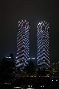 Geceleri şehrin modern mimarisi