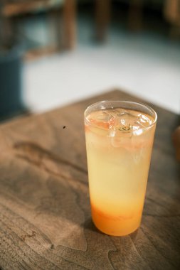 Buzlu içecekler masada.