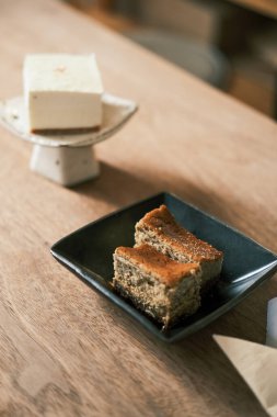 Tahta masada tatlı var.