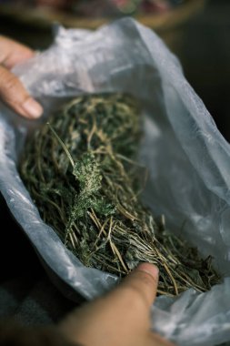 Torbadaki kurutulmuş otlar.