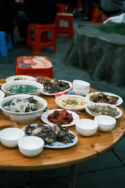 Ένα Τραπέζι Γεμάτο Κινέζικο Φαγητό — Φωτογραφία Αρχείου