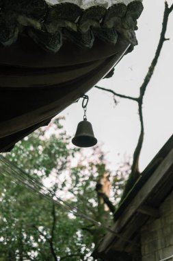 Saçağın altındaki çanlar