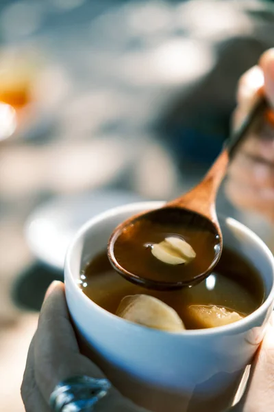 Tenendo Una Ciotola Zuppa Vegetariana — Foto Stock