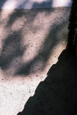 Güneşin altında bir çamur duvarı