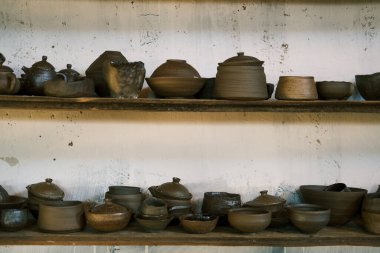 Rafta her çeşit çay malzemesi var.