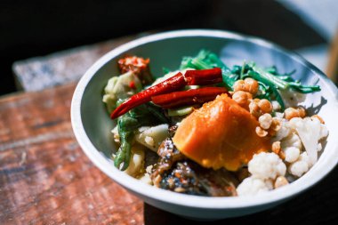 Kasede kabaklı pirinç eriştesi