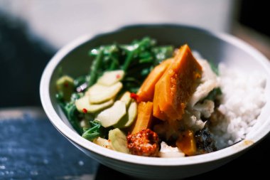 Kasede kabaklı pirinç eriştesi