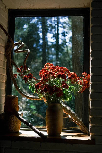 テーブルの上の花の配置 — ストック写真
