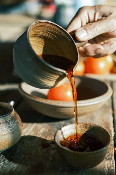 Налейте Чай Чайником Руке — стоковое фото