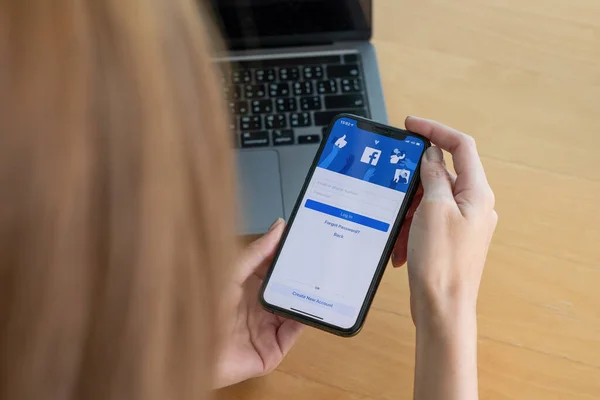 CHIANG MAI, THAILAND - OCT 03, 2018: Logo aplikace sociálních médií na Facebooku na přihlašovací stránce, registrace na obrazovce mobilní aplikace na iPhone X u osob pracujících v obchodě s elektronickým obchodem — Stock fotografie