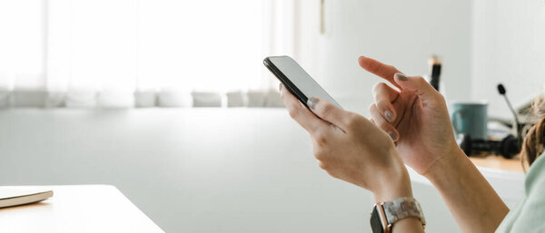 указывать пальцем на экран мобильного телефона крупным планом, человек смс-ки девушки, используя в руках мобильный телефон крупным планом, интернет.