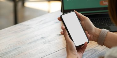 Not defteri ve dizüstü bilgisayarı olan boş ekran akıllı telefon kullanarak elleri kapat.