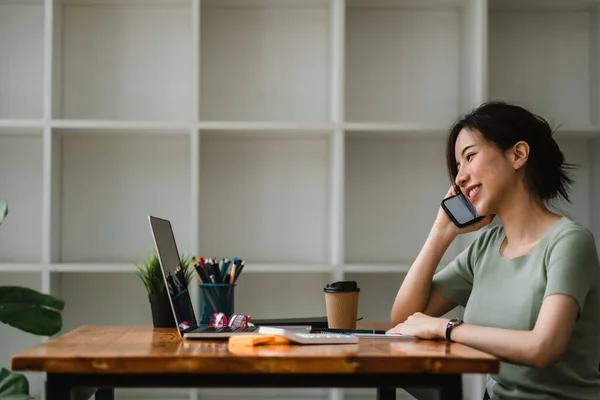 Üzleti nő dolgozik számviteli pénzügyi és jegyzeteket jegyzetel a notebook során konzultációs felhívás otthon — Stock Fotó