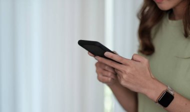 Kadınları kapatırken, çalışma konsepti için cep telefonu kullan