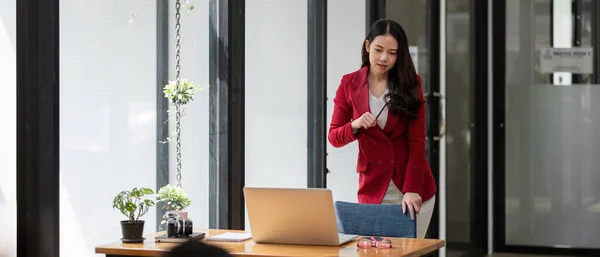 Asiatische Geschäftsfrau arbeitet mit denkenden Moment auf Laptop. im Café, Banner-Aspekt. — Stockfoto