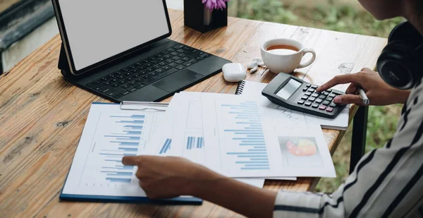 Close-up-Rechner zur Berechnung der Finanzergebnisse des Unternehmens Auf dem Holztisch im Büro und in der Geschäftswelt Hintergrund, Steuern, Buchhaltung, Statistik und analytisches Forschungskonzept — Stockfoto