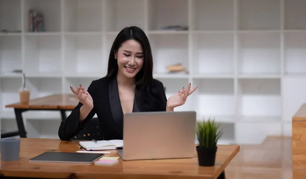Feliz asiático mulher comunicar por vídeo chamada no computador trabalhando a partir de casa. Empresária sorridente conversando por videoconferência, reunião virtual online usando computador — Fotografia de Stock