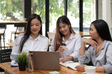 Yaratıcı işleri olan Asyalı genç iş adamları toplantı odasında fikir alışverişinde bulundular.