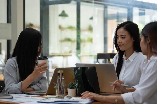 Colaboração de equipe asiática de negócios discutindo o trabalho analisando com dados financeiros e gráfico de relatório de crescimento de marketing em equipe, apresentação e brainstorming para planejamento de estratégia fazendo lucro — Fotografia de Stock