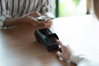 Yakın müşteri cep telefonu ödemesini NFC teknolojisiyle akıllı telefondan yapıyor..