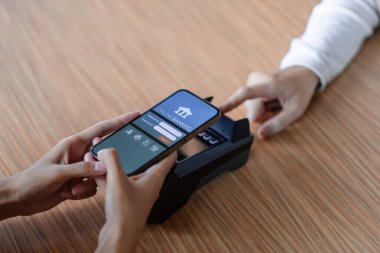 Yakın müşteri cep telefonu ödemesini NFC teknolojisiyle akıllı telefondan yapıyor..