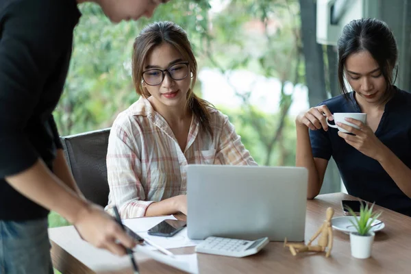 Business asiatiques équipe discutant de travail d'analyse avec des données financières et marketing graphique de rapport de croissance dans l'équipe, présentation et remue-méninges à la planification stratégique faire des profits de l'entreprise. — Photo