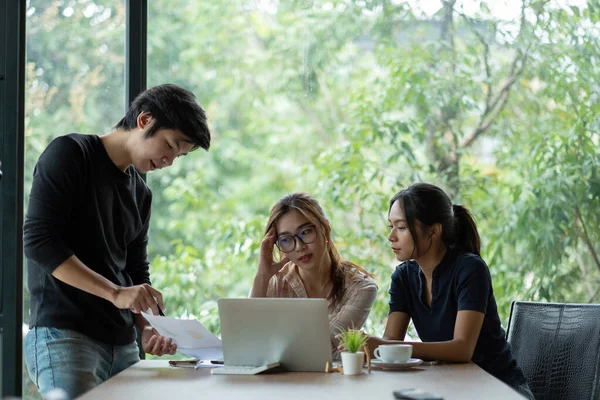 Grupo de empresarios asiáticos reunión de equipo en la oficina moderna planificación de diseño de trabajo y el concepto de ideas . — Foto de Stock