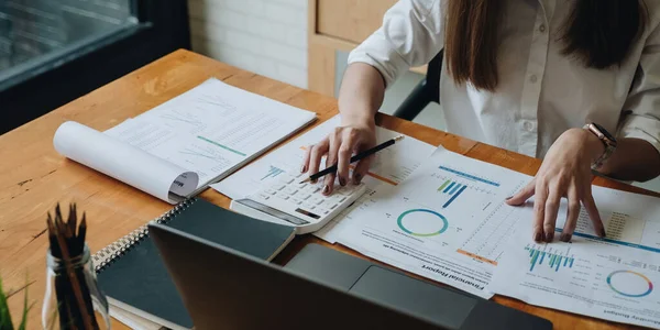 Beskuren bild av revisor kvinna kontrollera pappersarbete från redovisningsavdelningen för att analysera antal på dokument, med hjälp av bärbar dator information jämföra — Stockfoto