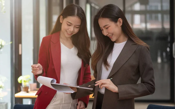 Dois asiáticos feminino Colegas de pé ao lado uns dos outros em um escritório, conceito de discussão reunião de negócios — Fotografia de Stock