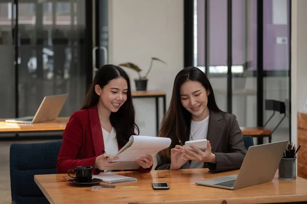 Dos mujeres colegas asiáticas sentadas una al lado de la otra en una oficina, reunión de negocios concepto de discusión — Foto de Stock