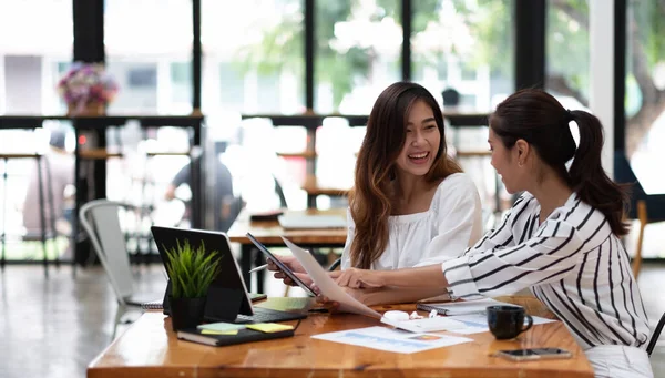 Dos mujeres de negocios joven emprendedora reunión hablando de nuevo proyecto, concepto de proyecto de negocio de puesta en marcha. — Foto de Stock