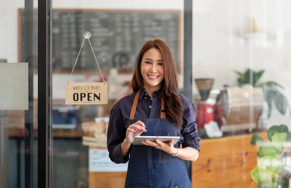 Startup 'un portresi kahve dükkanındaki başarılı küçük işletme sahibi. Yakışıklı kadın kafe sahibi. KOBİ girişimci iş konsepti