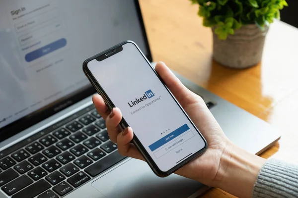 CHIANG MAI, THAILAND - OCT 17, 2021: iPhone x with LinkedIn application on the screen. LinkedIn is a business-oriented social networking service — Stock Photo, Image