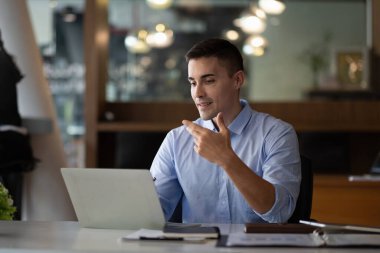 Gülümseyen iş adamı, sanal ekip toplantısı yapıyor, konuşuyor, uzaktan kumandayla evde çalışıyor, uzaktan kumandalı ofiste internet üzerinden eğitim Webinar 'ı izliyor.