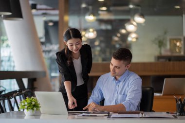 Dijital tabletten gelen mali rapordaki durumu analiz etmek ve tartışmak için iş danışmanlığı toplantısı. Yatırım Danışmanı, Mali Danışman ve Muhasebe Konsepti.
