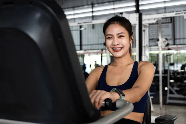Un retrato de una joven asiática o una mujer haciendo ejercicio cardiovascular en un gimnasio. — Foto de Stock
