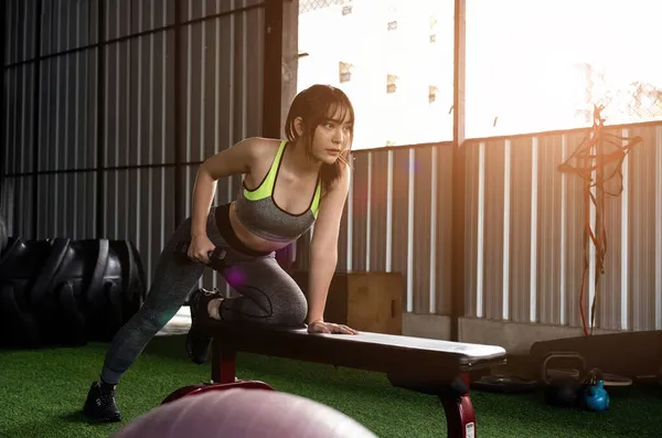 Μια εκπληκτική Ασιάτισσα επικεντρώνεται στο σήκωμα ενός αλτήρα στο γυμναστήριο. Εκπαίδευση σε βάρη — Φωτογραφία Αρχείου