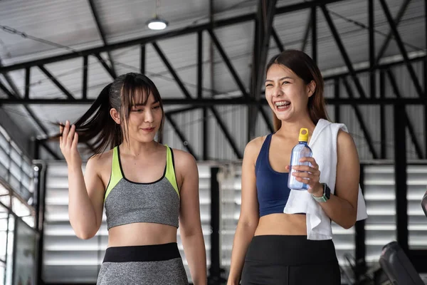 Feliz dos spoty chica hablando juntos después de entrenar en el gimnasio. — Foto de Stock