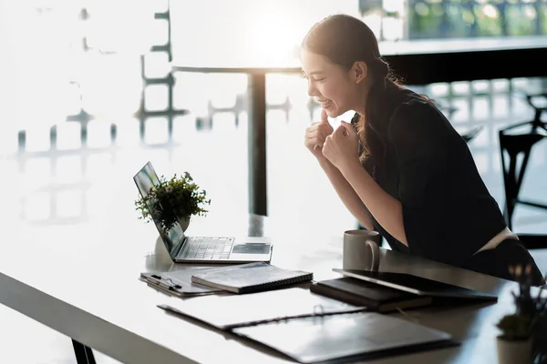 Geschäftsfrau feiert geschäftlichen Erfolg. Glückliche Mitarbeiter, die sich durch gute Arbeit motiviert fühlen, gute Nachrichten per E-Mail erhalten, positive Prüfungsergebnisse — Stockfoto