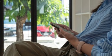 Kadınların elleri online alışveriş, sosyal ağ ya da uzaktan çalışma için akıllı telefon kullanır. Resmi kapat.