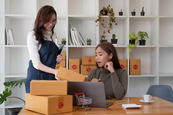 两名亚洲妇女一起为中小企业项目工作。青年业主创办网上商务、中小企业、送货项目.网上业务概念 — 图库照片