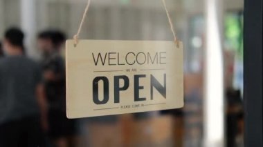 Genç Asyalı kız yüz maskesi takıyor Coronavirus tecrit karantinasından sonra cam kafeye açık tabeladan kapalı tabelasına dönüyor. Küçük işletme, yiyecek ve içecek, iş krizi konsepti