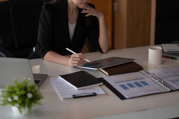 Nahaufnahme Hand der Frau mit Stift Schreiben auf digitalem Tablet, Berührung auf digitalem Tablet-Bildschirm arbeiten auf Laptop-Computer im Büro — Stockfoto