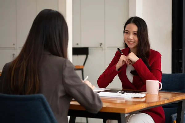 Junge asiatische Geschäftsfrau arbeitet zusammen, um Analyse von der Arbeit im Büro — Stockfoto