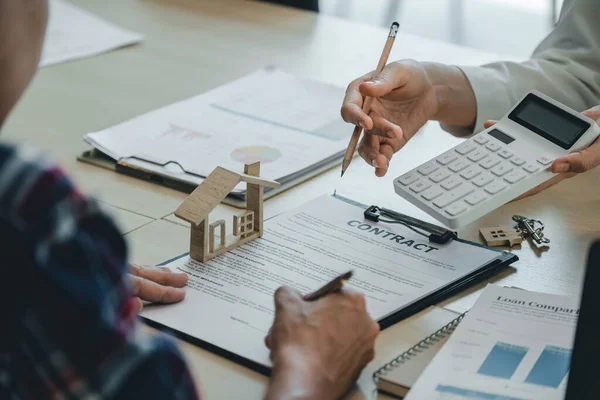 Consultores legales, notario o abogado de justicia discutiendo el documento de contrato en el escritorio con el cliente en la oficina del tribunal, negocio, derecho de la justicia, seguro, servicio legal, comprar y vender concepto de casa. —  Fotos de Stock