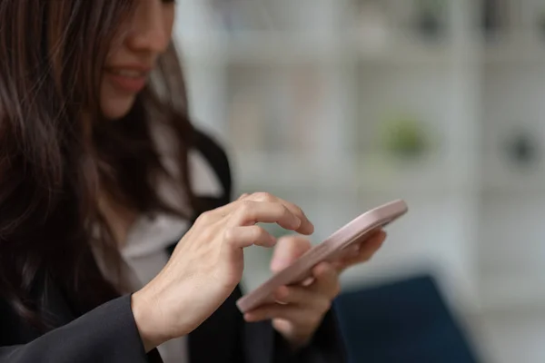 Chica asiática usando en manos teléfono móvil de cerca, internet wi-fi en línea — Foto de Stock