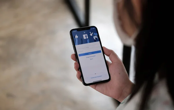 CHIANG MAI, TAILANDIA - 14 NOV 2021: Facebook social media app logo on log-in, sign-up registration page on mobile app screen on iPhone X in persons hand working on e-commerce shopping business — Foto de Stock